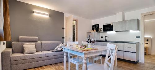 Deluxe One-Bedroom Apartment