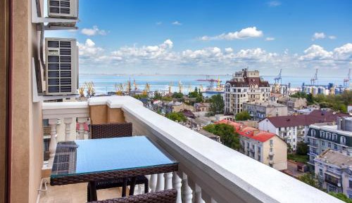 Deluxe One-Bedroom Apartment with Harbor View