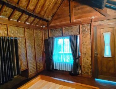 Deluxe Room (2 Adults + 1 Child)