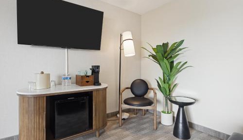 Deluxe Double Room with Side Sea View