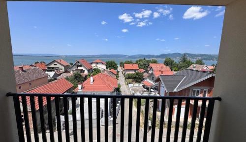 Apartment with Lake View