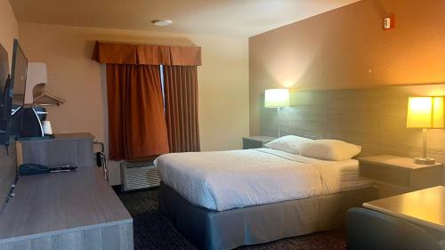 Queen Room with One Queen Bed and Bathtub with Grab Bars - Mobility Accessible - Non-Smoking	
