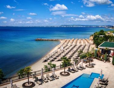 One-Bedroom Apartment with Sea View and Balcony