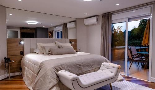 Quarto Master com Varanda, Banheira de Hidromassagem e Cama King