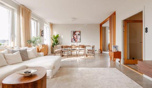 Five-Bedroom Deluxe Apartment