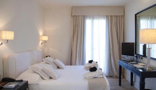 Queen Room with Pool View