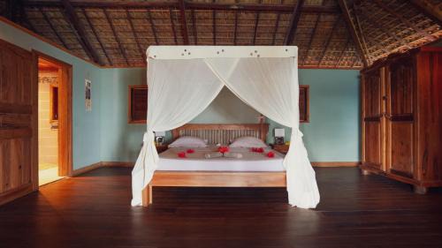 Deluxe Double Room with Side Sea View