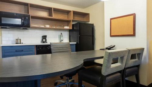 One-Bedroom Queen Suite