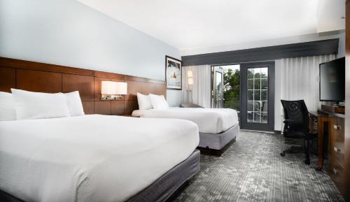 Queen Room with Two Queen Beds and Balcony - River View