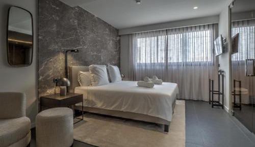 Two-Bedroom Deluxe Apartment with Balcony