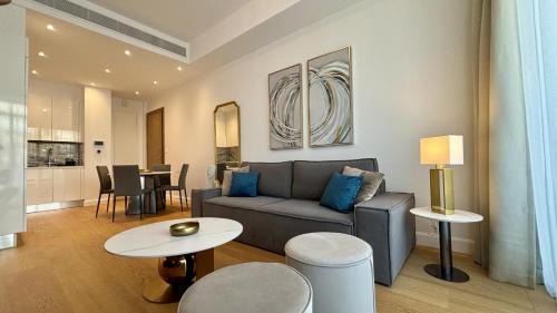 Deluxe One-Bedroom Apartment