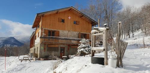 Double or Twin Room with Mountain View