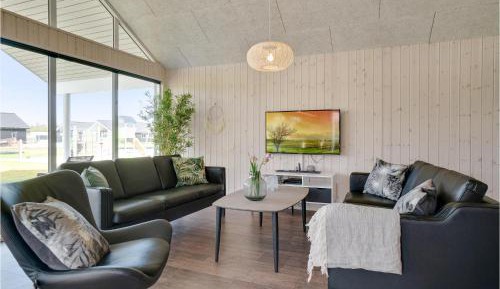 Thirteen-Bedroom Holiday home