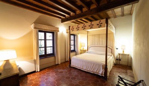 Single Room with Private Bathroom