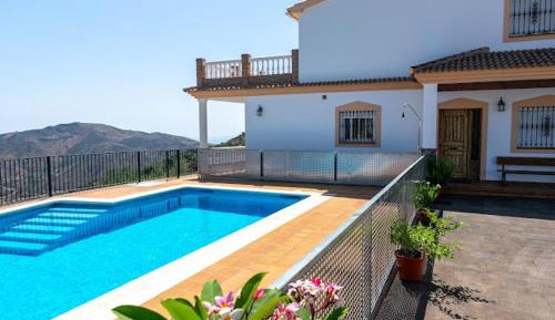 Four-Bedroom Apartment with Balcony 