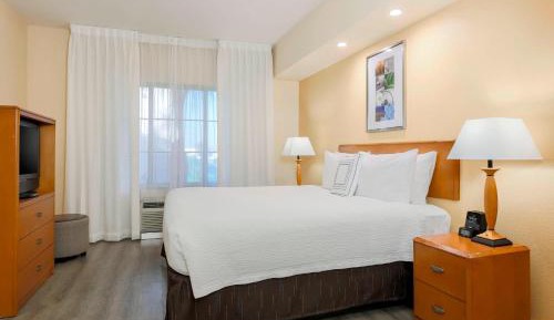 King Room with Adapted Tub - Mobility and Hearing Accessible
