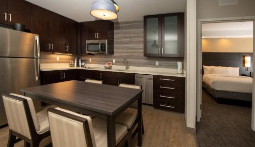 One-Bedroom Queen Suite with Roll-In Shower - Mobility/Hearing Accessible