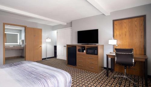 King Room with Tub and Grab Bars - Mobility/Hearing Accessible - Non-Smoking