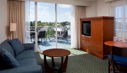 1 Bedroom Suite, 1 King, Sofa bed, Limited view, Whirlpool