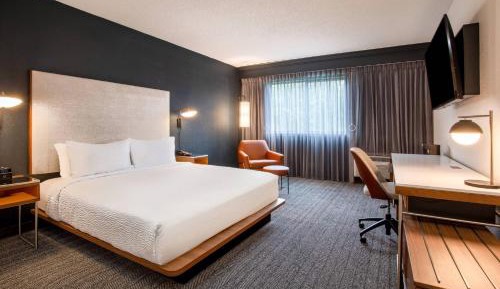 King Room with Roll-in Shower - Mobility and Hearing Accessible