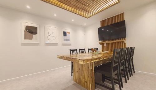 Five-Bedroom Deluxe Apartment