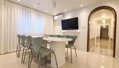 Five-Bedroom Deluxe Apartment