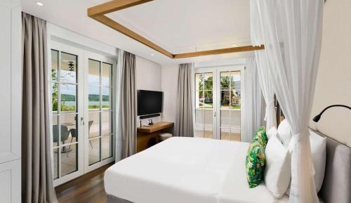 Deluxe Suite with King Bed 