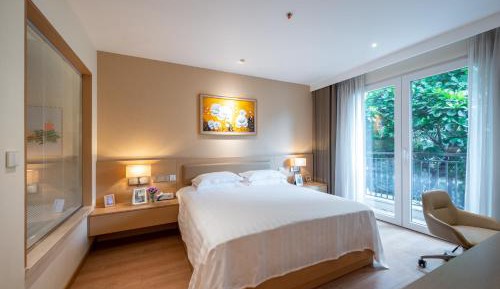 One-Bedroom Apartment with Balcony