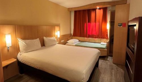 Standard Room with One Double Bed and One Single Bed