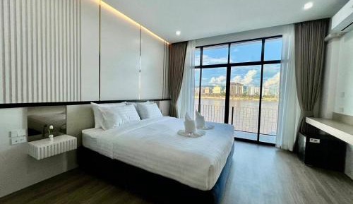 Single Room with River View 