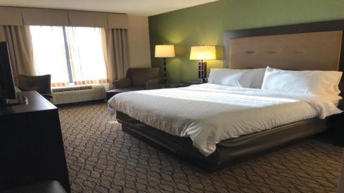 Standard King Room with Roll-in Shower - Mobility Accessible