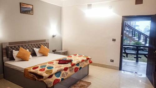 Deluxe Double Room (2 Adults + 1 Child)