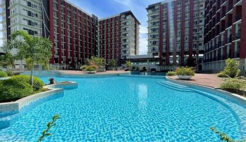 One-Bedroom Apartment with Pool View
