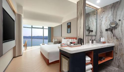 Deluxe King Room with Ocean View - Non-Smoking