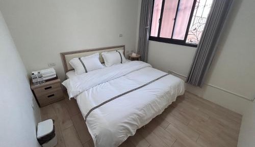 Queen Room with Shared Bathroom