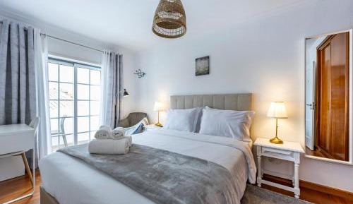 Queen Room with Shared Bathroom
