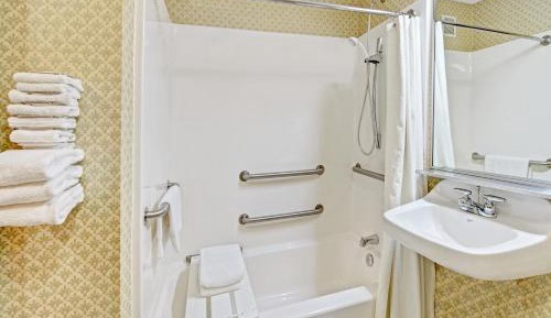 Suite with One Double Bed and Jetted Tub with Grab Bars - Mobility Accessible/Non-Smoking