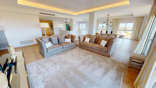 Four-Bedroom Apartment with Pool View
