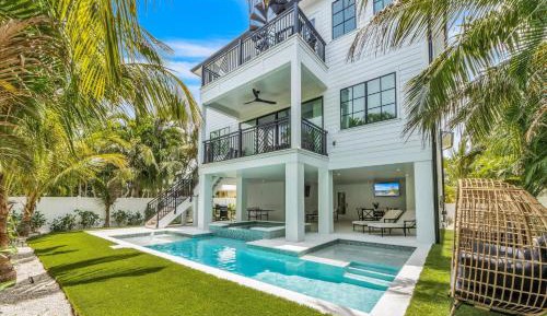 Eight-Bedroom Holiday Home