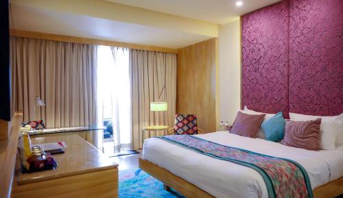 Plunge Pool King Room with Bath tub