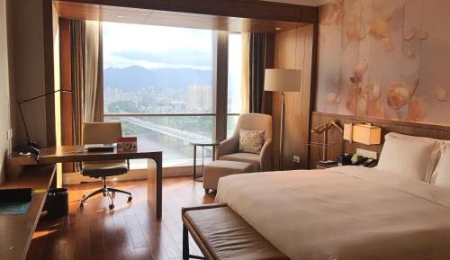 Standard King Room with River View - Lounge Access