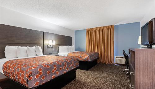 Queen Room with Two Queen Beds - Courtyard View