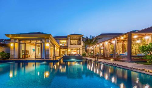 Five Bedroom Beachfront Villa with Private Pool - Spa Inclusive