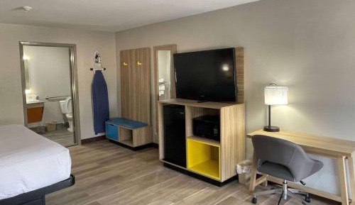 King Room with Roll-In Shower - Mobility Access/Non-Smoking