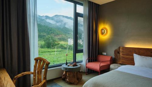 Suite with Mountain View