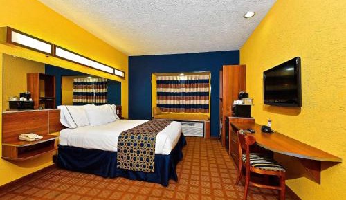 King Room with Bath Tub - Mobility Accessible/Non-Smoking