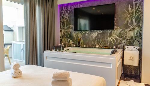 Deluxe Suite with Spa Bath