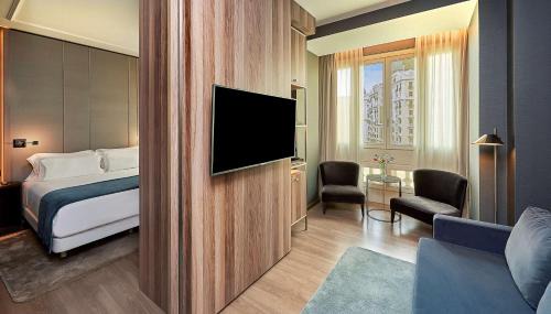 Junior Suite with Gran Via View with Extra Bed (2 Adrults + 1 Child)