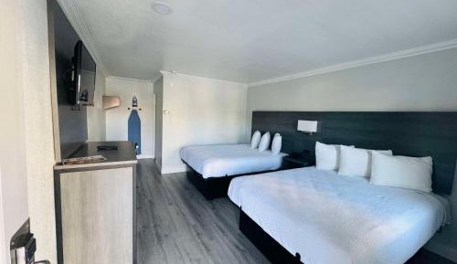 Queen Room with Two Queen Beds and Roll-In Shower - Disability Access/Non-Smoking