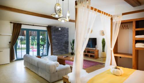 Queen Room with Pool View